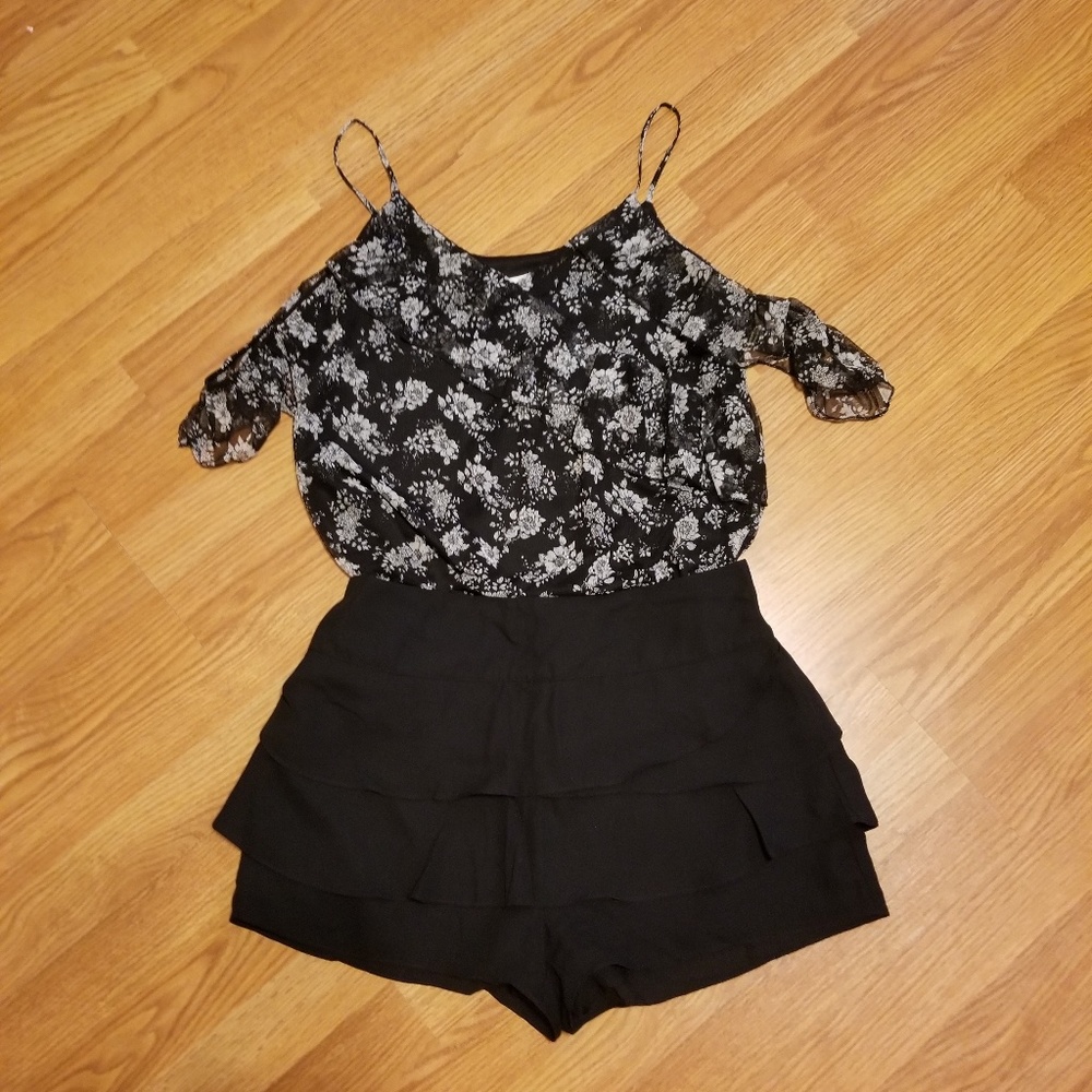 Black/white floral cold-shoulder top - Picture 4 of 6